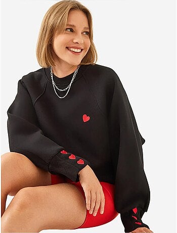 Sudadera de triple hilo cepillado con cuello redondo y corazón bordado lucci