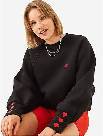 Sudadera de triple hilo cepillado con cuello redondo y corazón bordado lucci