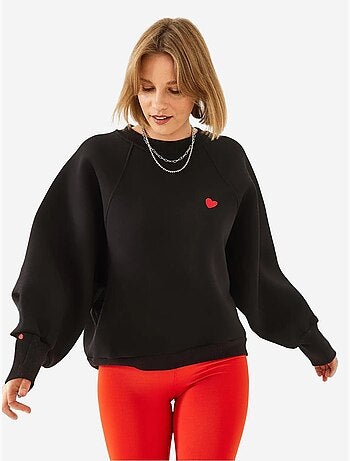 Sudadera de triple hilo cepillado con cuello redondo y corazón bordado lucci