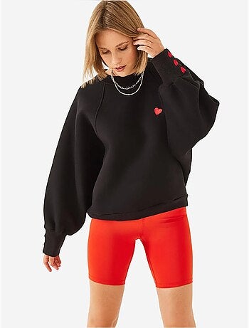 Sudadera de triple hilo cepillado con cuello redondo y corazón bordado lucci