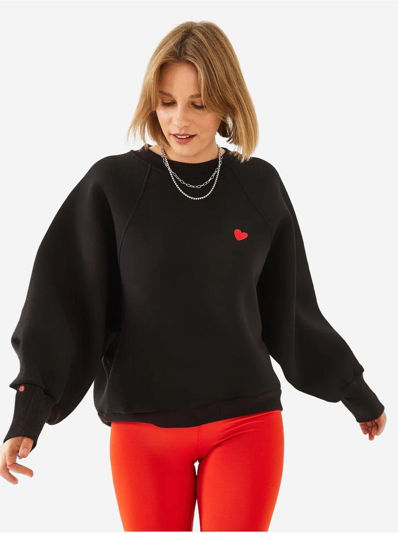 Sudadera de triple hilo cepillado con cuello redondo y corazón bordado lucci Negro - Kiabi