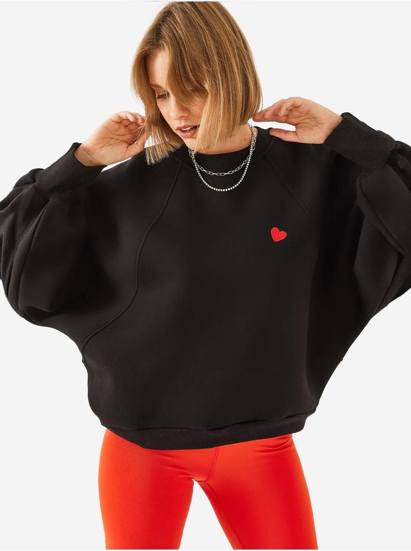 Sudadera de triple hilo cepillado con cuello redondo y corazón bordado lucci Negro - Kiabi