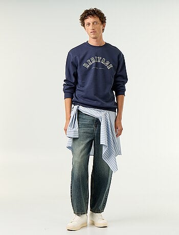 Sudadera deportiva con inscripciones bordadas