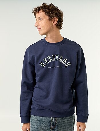 Sudadera deportiva con inscripciones bordadas