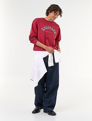 Sudadera deportiva con inscripciones bordadas