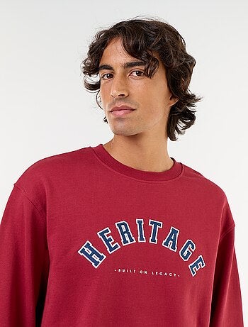 Sudadera deportiva con inscripciones bordadas