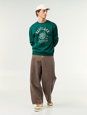 Sudadera deportiva con inscripciones bordadas