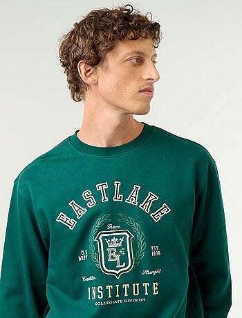 Sudadera deportiva con inscripciones bordadas