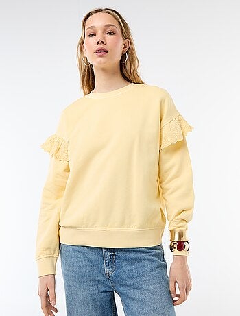 Sudadera lisa con volantes en bordado inglés en las mangas