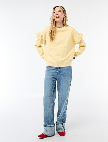 Sudadera lisa con volantes en bordado inglés en las mangas