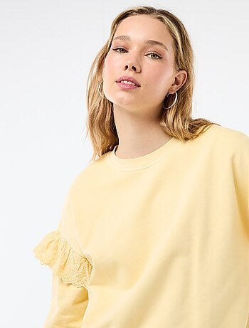 Sudadera lisa con volantes en bordado inglés en las mangas