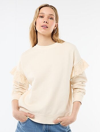 Sudadera lisa con volantes en bordado inglés en las mangas