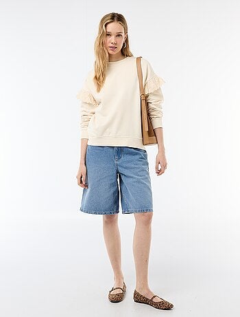 Sudadera lisa con volantes en bordado inglés en las mangas