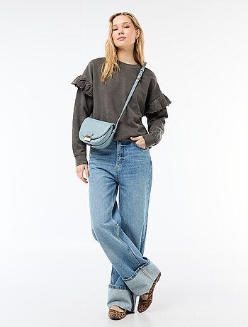 Sudadera lisa con volantes en bordado inglés en las mangas