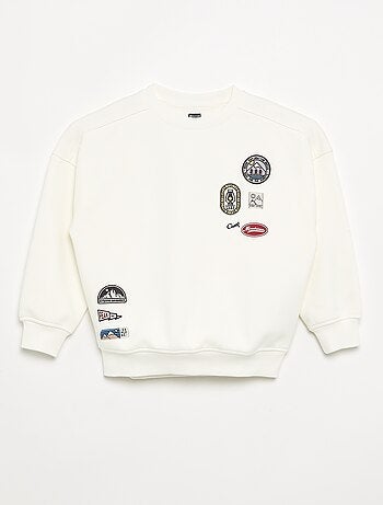 Sudadera oversize con múltiples parches