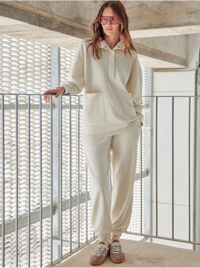 Sudadera oversize cuello amplio, bolsillos y botones clip, de felpa Beige - Kiabi