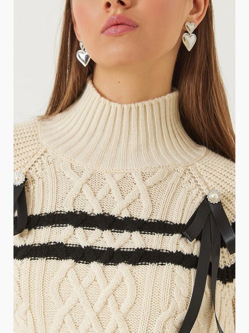 Suéter con cuello de cuentas y lazo lucci - Kiabi Suéter con cuello de cuentas y lazo lucci - Kiabi
