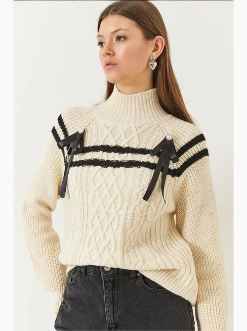 Suéter con cuello de cuentas y lazo lucci - Kiabi Suéter con cuello de cuentas y lazo lucci - Kiabi