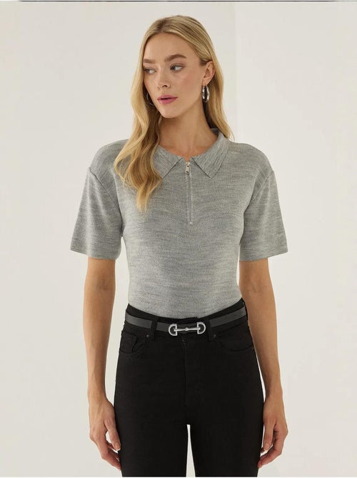 Suéter con cuello polo y cremallera - Kiabi Suéter con cuello polo y cremallera - Kiabi