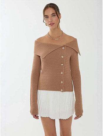 Suéter con detalle de botones y hombros descubiertos