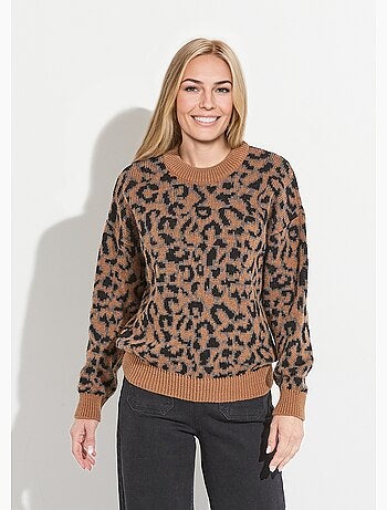Suéter con estampado de leopardo, cuello alto y manga larga.