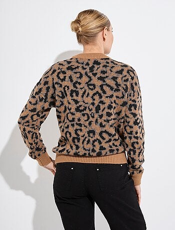 Suéter con estampado de leopardo, cuello alto y manga larga.