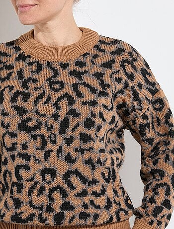 Suéter con estampado de leopardo, cuello alto y manga larga.
