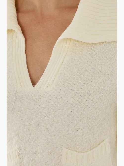Suéter corto con cuello camisero y bolsillo hiccup - Kiabi Suéter corto con cuello camisero y bolsillo hiccup - Kiabi