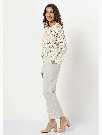 Suéter corto de crochet calado con cuello redondo