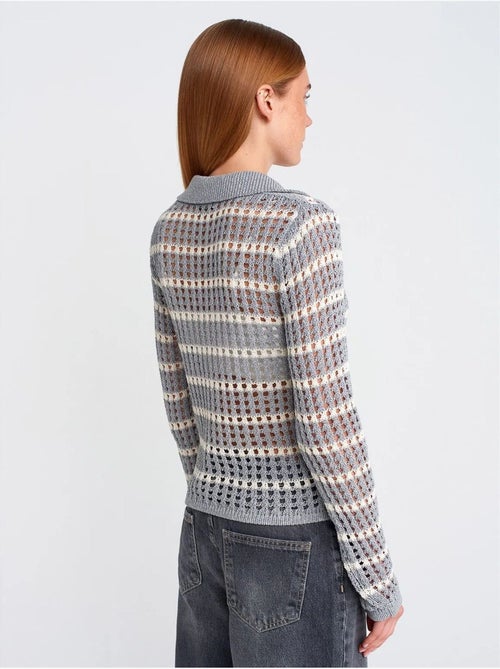 Suéter de punto a rayas con cuello polo y botones - Kiabi Suéter de punto a rayas con cuello polo y botones - Kiabi