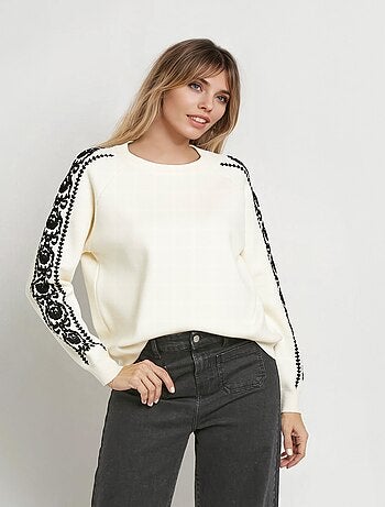 Suéter de punto grueso con mangas bordadas. - AFIBEL