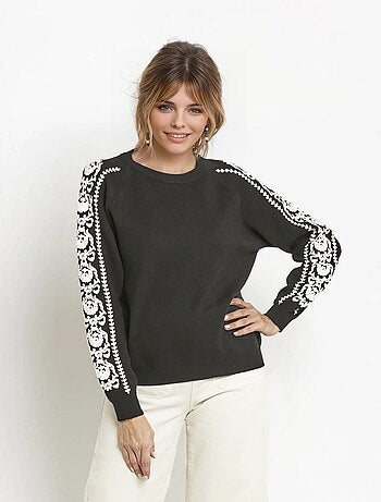 Suéter de punto grueso con mangas bordadas. - AFIBEL