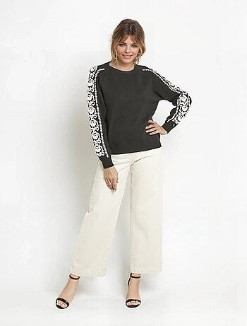 Suéter de punto grueso con mangas bordadas. - AFIBEL