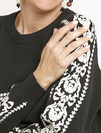 Suéter de punto grueso con mangas bordadas. - AFIBEL