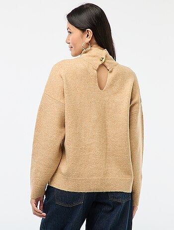 Suéter suave con abertura joya en la espalda