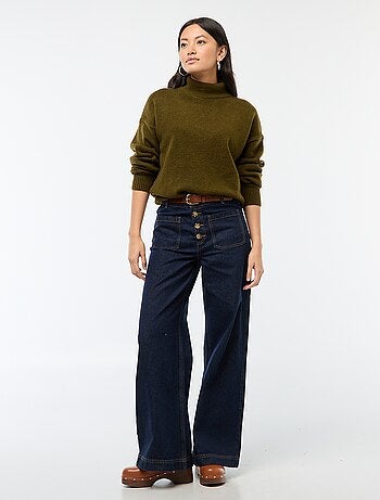 Suéter suave con abertura joya en la espalda