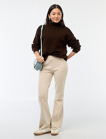 Suéter suave con abertura joya en la espalda