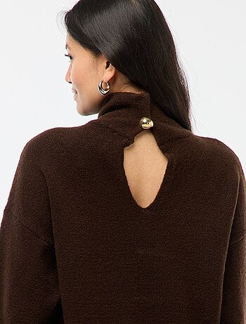 Suéter suave con abertura joya en la espalda