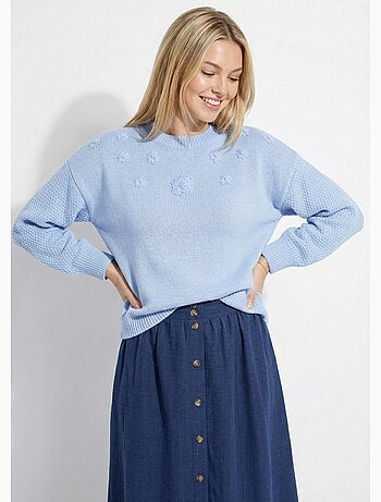 Suéter suave con flores bordadas y cuello redondo. - Afibel