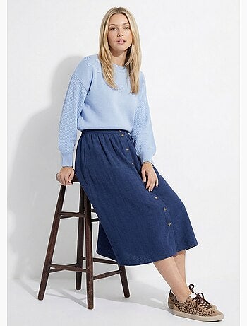 Suéter suave con flores bordadas y cuello redondo. - Afibel