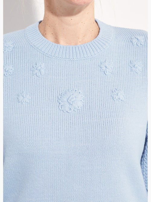 Suéter suave con flores bordadas y cuello redondo. - Afibel - Kiabi