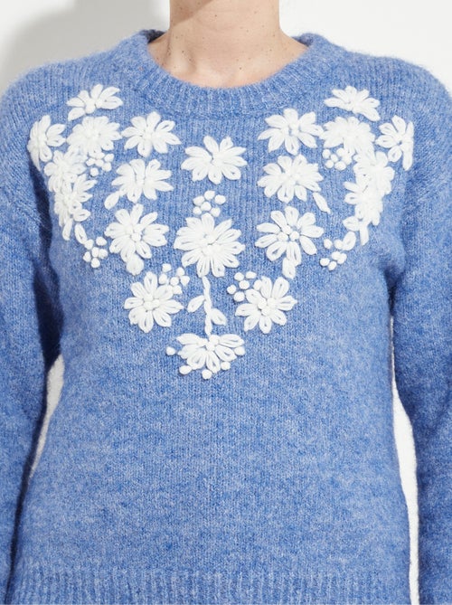 Suéter suave de cuello redondo con flores bordadas. - Afibel - Kiabi
