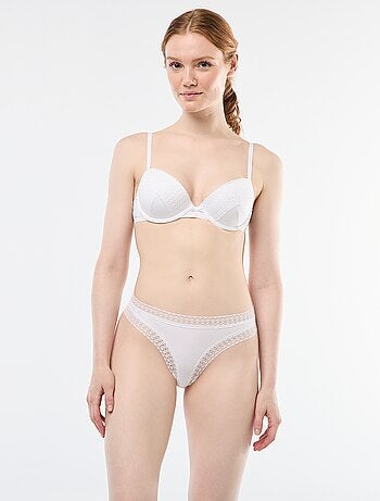 Tanga de canalé con bordes de encaje