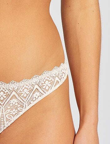 Tanga de encaje con flores