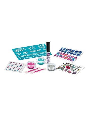Tatuajes y uñas brillantes con purpurina