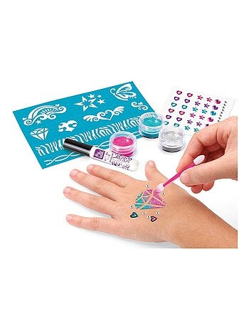 Tatuajes y uñas brillantes con purpurina