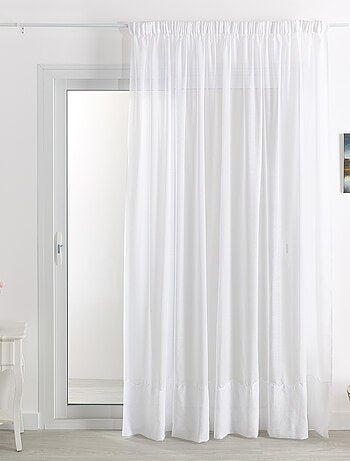 Tela bordada con trenza fruncida