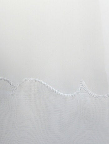 Tela bordada con trenza fruncida