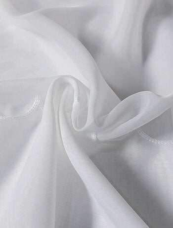 Tela bordada con trenza fruncida