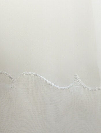 Tela bordada con trenza fruncida